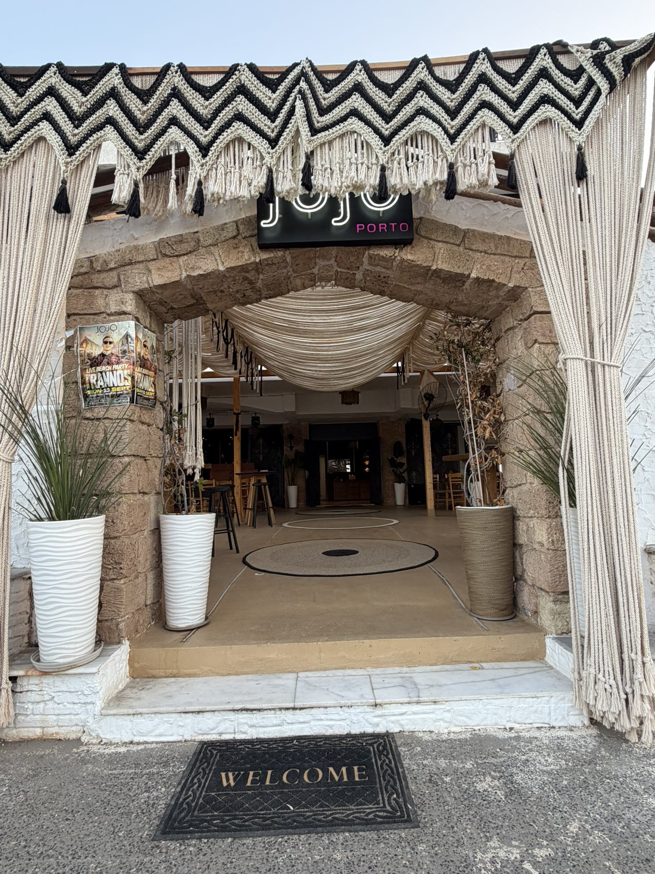 Η είσοδος του beach bar JOJO στο Πόρτο Ράφτη