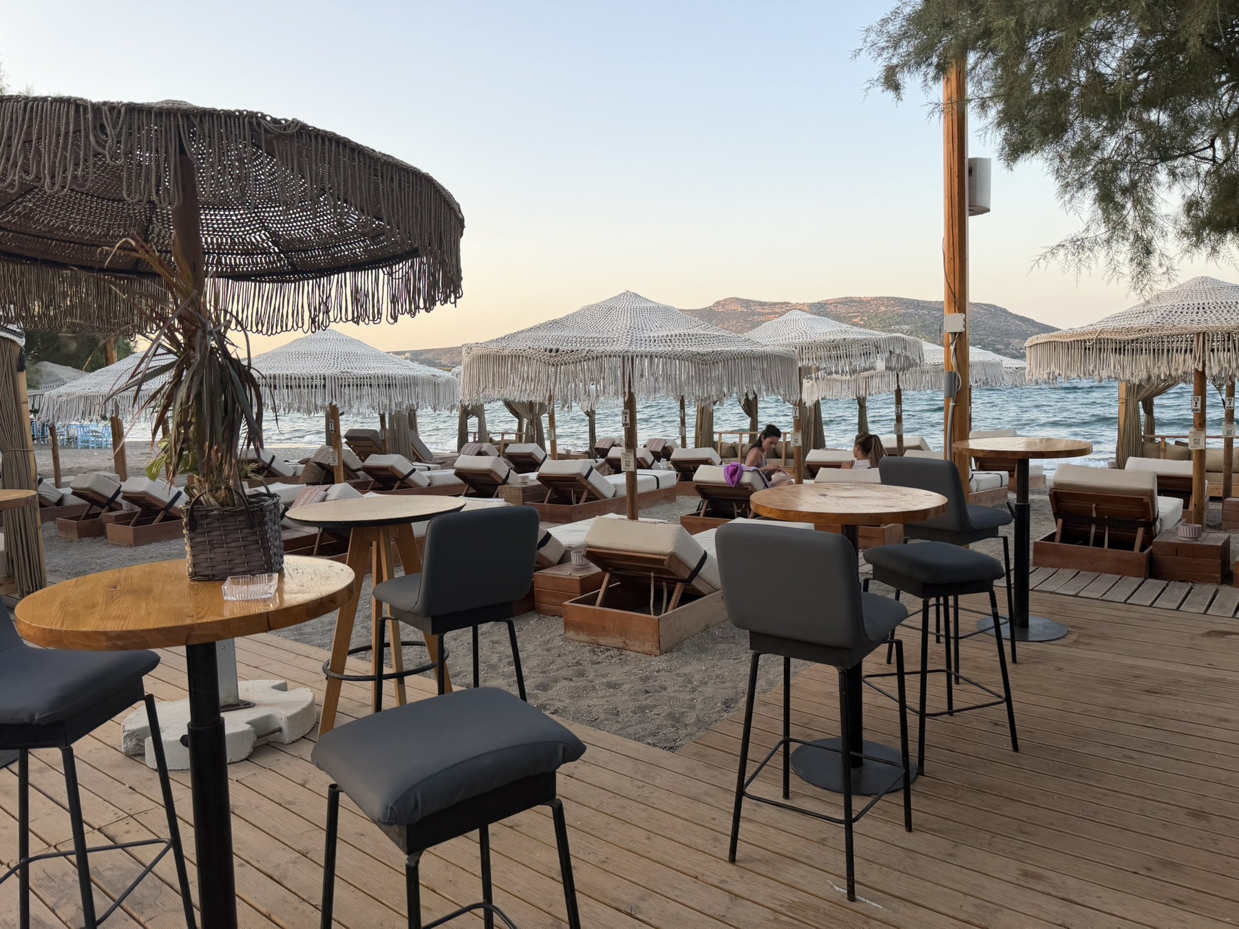 Τραπέζια στο deck του JOJO Porto Rafti με θέα στο ηλιοβασίλεμα